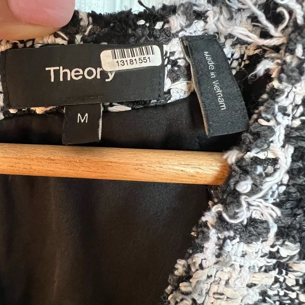 THEORY Sculpt U Shell Top – Size Medium – Excellent Condition – Retails … - Picture 8 of 10